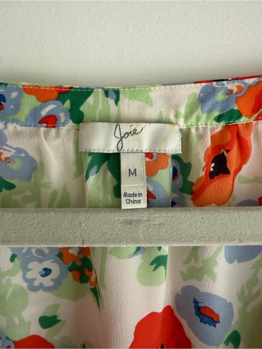 Joie 100% Silk Floral V Neck Blouse Size M - Picture 4 of 6